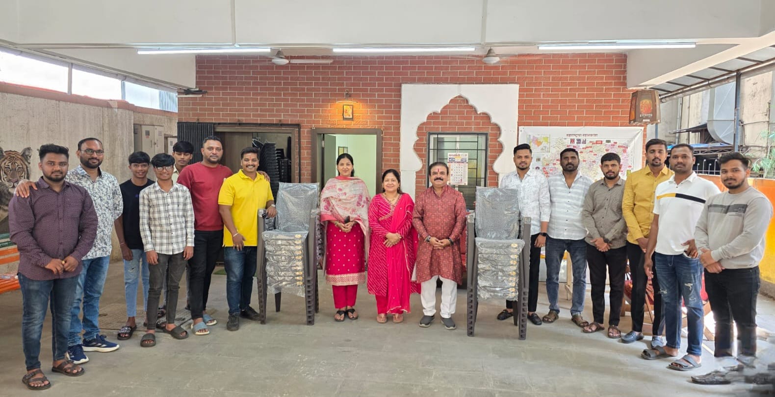 विविध मंडळाना उपयुक्त वस्तू भेट देताना दीपावली चा आनंद द्विगुणित – संदीप खर्डेकर”.     क्रिएटिव्ह फाउंडेशन च्या माध्यमातून “राजकारण” विरहित “समाजकारणाची” पंचवीस वर्षे.